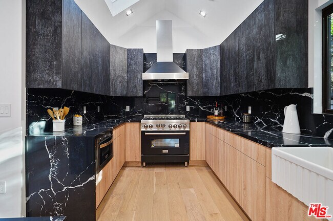 Foto del edificio - 11256 Valley Spring Ln