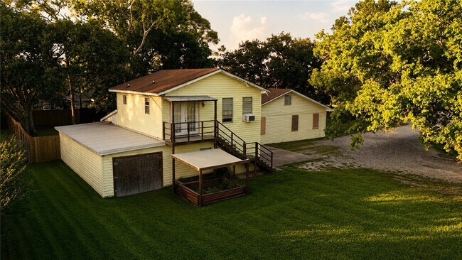 Foto del edificio - 4406 Farm to Market 646 Rd N