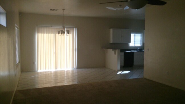 Foto del edificio - 3636 E Felix Blvd