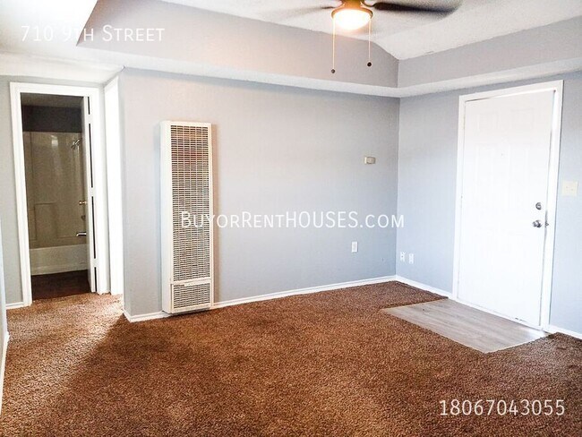 Building Photo - 710 9th St
