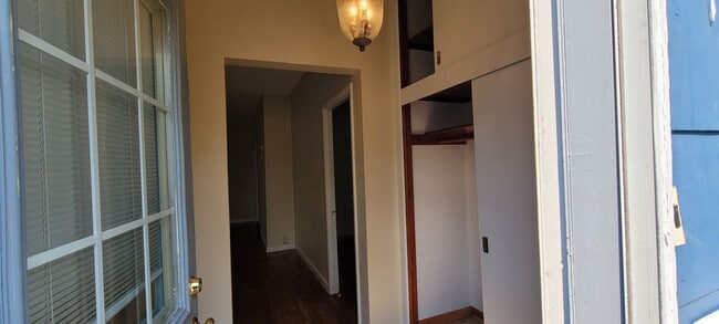 Building Photo - 3 Bedroom House