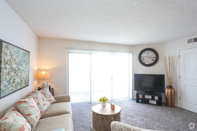 650 ft² - Pinegate