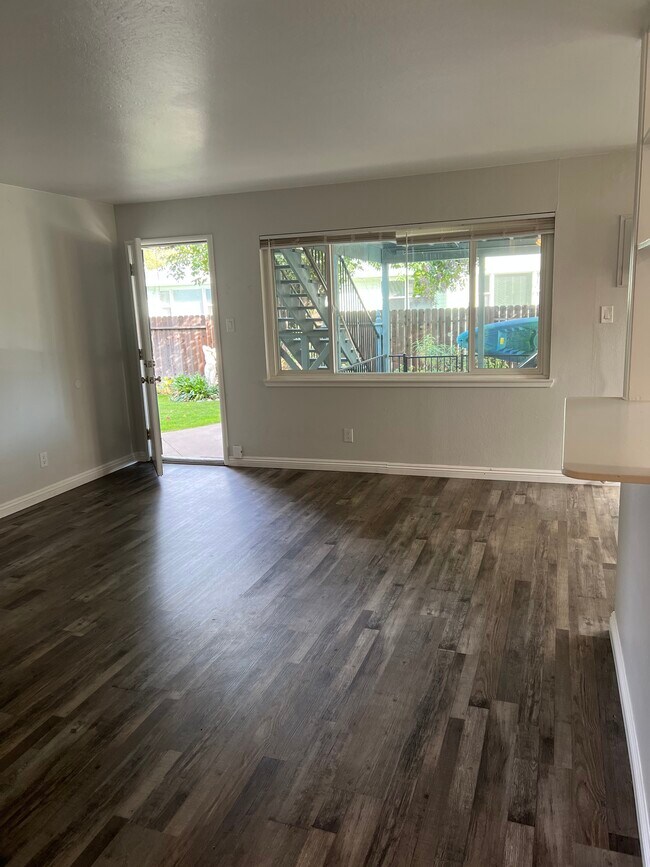 Building Photo - 5498 Carlson Dr