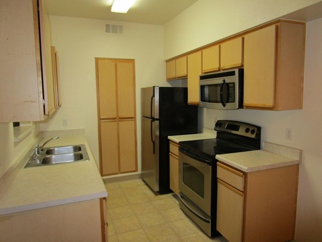 Building Photo - 6850 Sharlands Ave