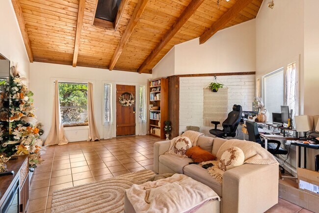 Foto del edificio - 3700 Las Pilitas Rd