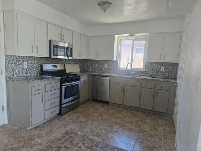 Foto del edificio - 4 Br 2 Ba available now
