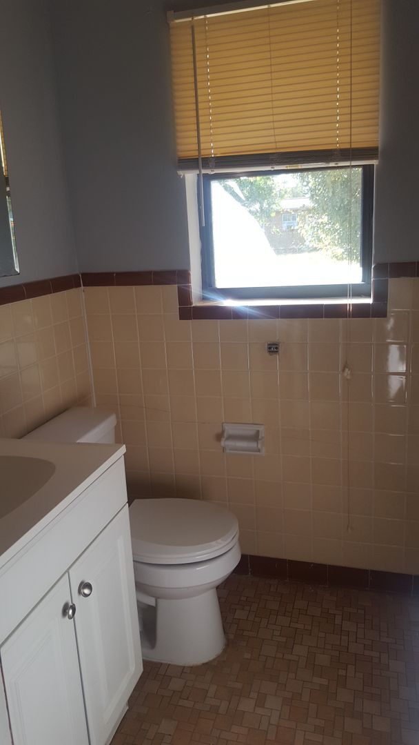 Foto del edificio - 3 bedroom one bath with garage