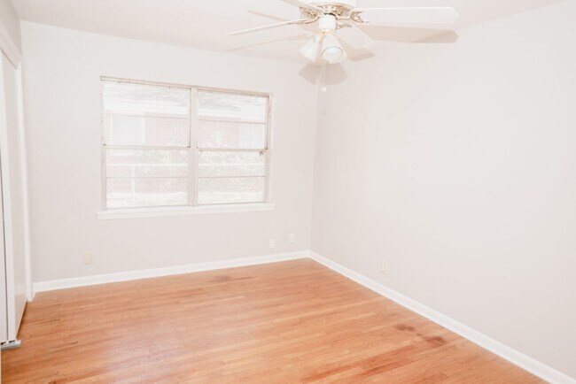 Building Photo - 825 Cardinal St