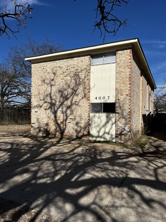 Primary Photo - 2 br, 1 bath 4plex - 4007 College Main St A