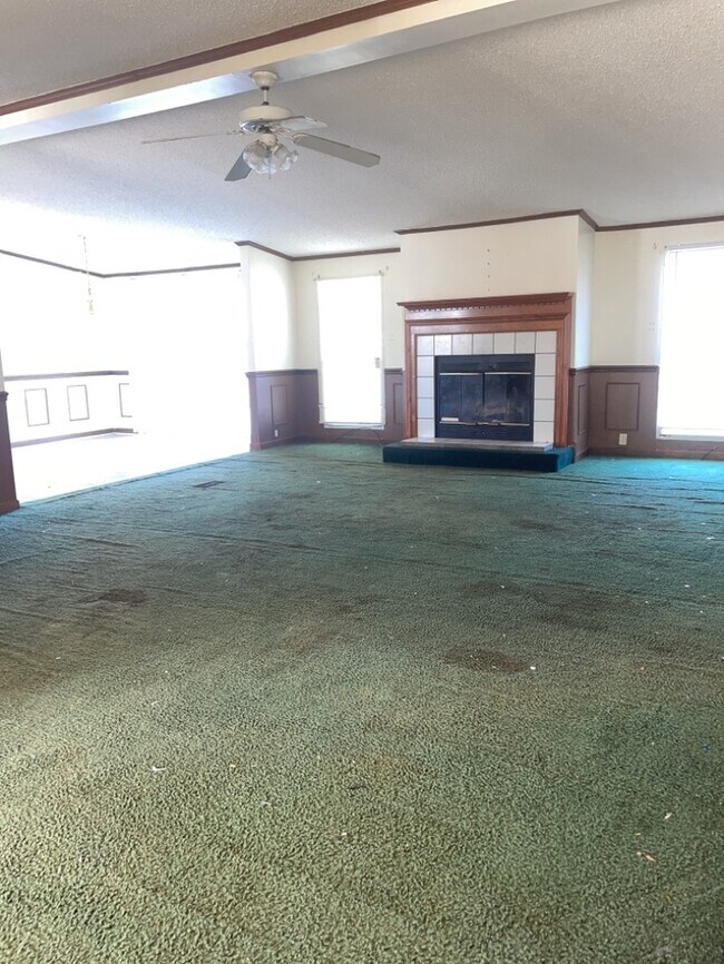 Building Photo - 3 Bedroom Near Lake Rabon