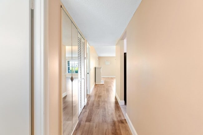 Building Photo - 12015 Greenway Cir S