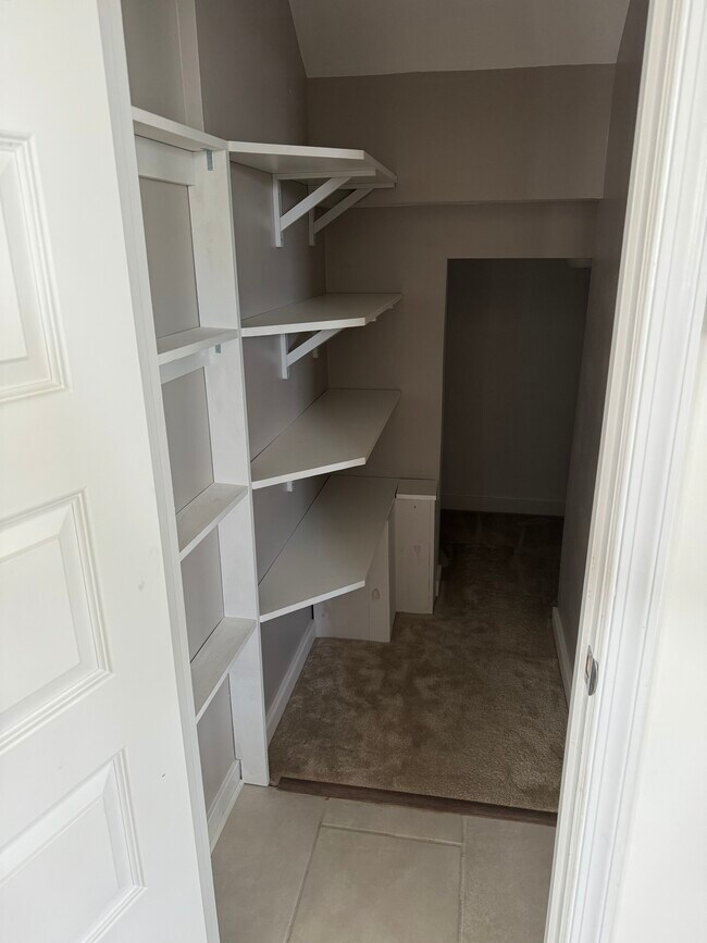 Amplia despensa con espacio de almacenamiento adicional. - 7820 Vermeil St