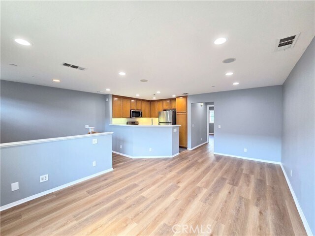 Building Photo - 76 New Season