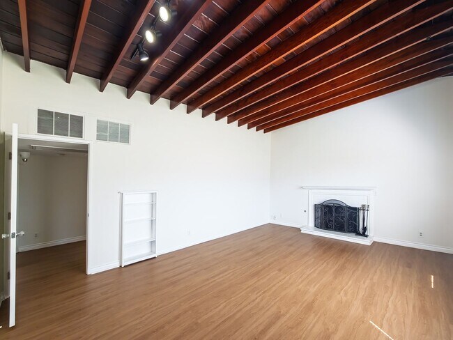 Foto del edificio - Charming 2-Bedroom Retreat in La Crescenta – Available Now!