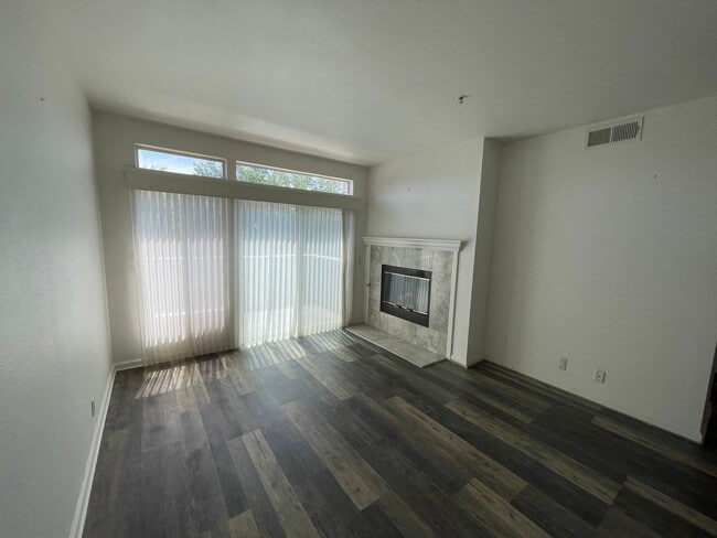 Building Photo - Welcome to this beautiful 2-bedroom, 2.5-b...