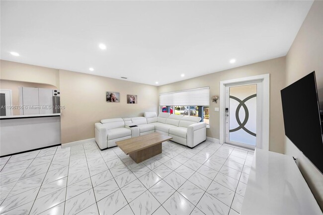 Foto del edificio - 490 W 33rd Pl