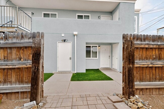 Building Photo - 1812 Buena Vista Dr SE
