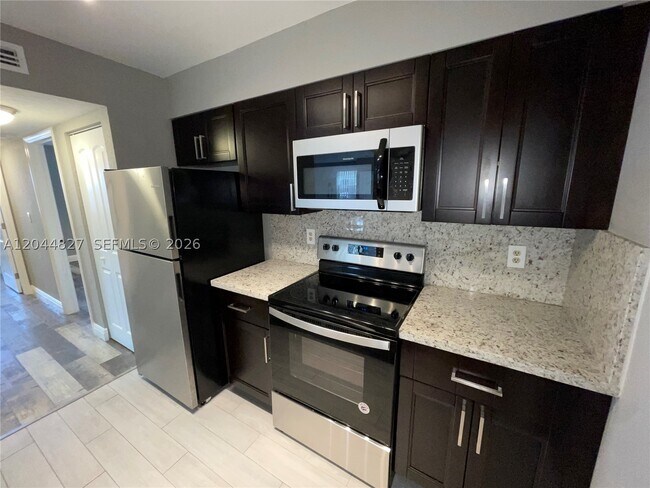 Foto del edificio - 2831 N Oakland Forest Dr