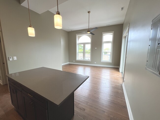 Foto del edificio - 3458 W Lake St