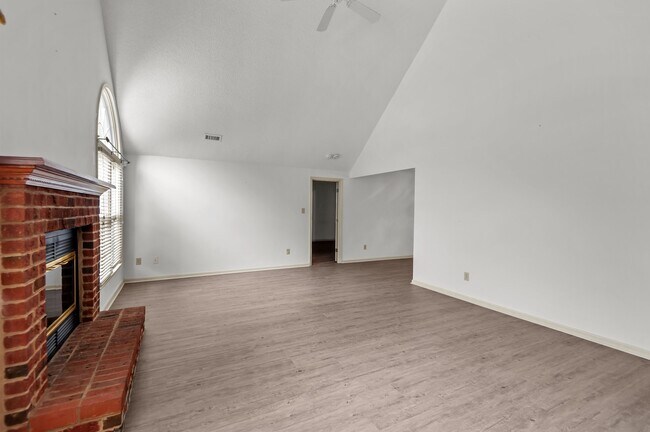 Building Photo - 221 Forest Oaks Dr