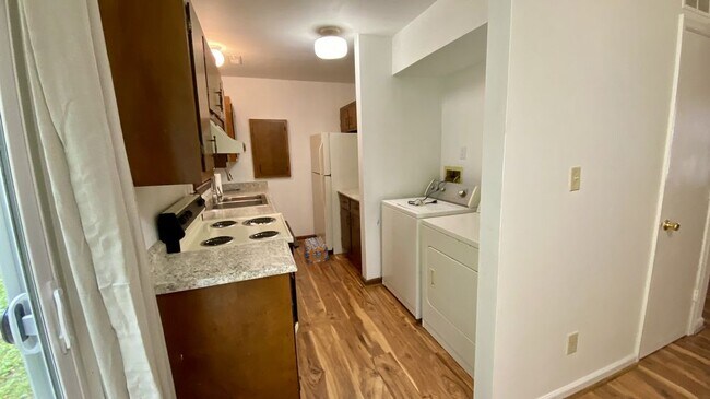 Building Photo - 2 Bed / 1.5 Bath Townhouse Available Now