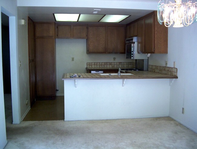 Kitchen - 16921 Lakefront Cir