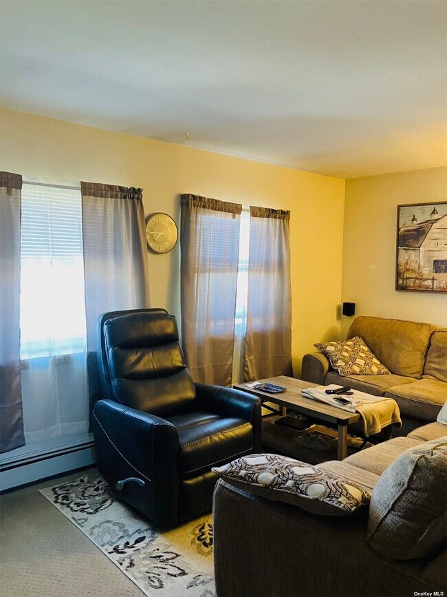 319 42nd St, Lindenhurst, NY 11757 House Rental in Lindenhurst, NY