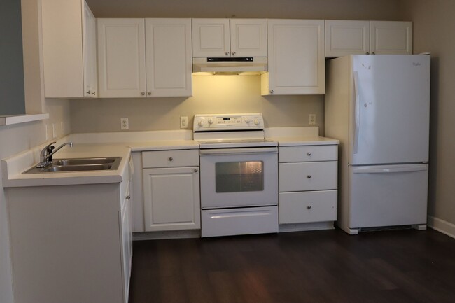 Building Photo - Rent Ready 2 Bed Suite Townhome, Private F...