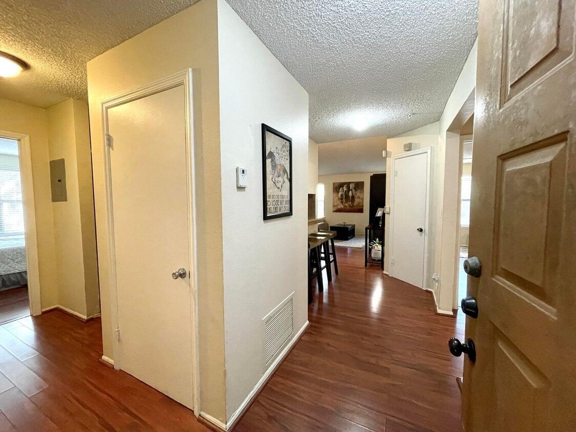 Primary Photo - 2301 N Congress Ave