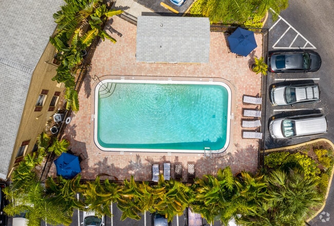 Piscina - The Apartments at Oak Creek