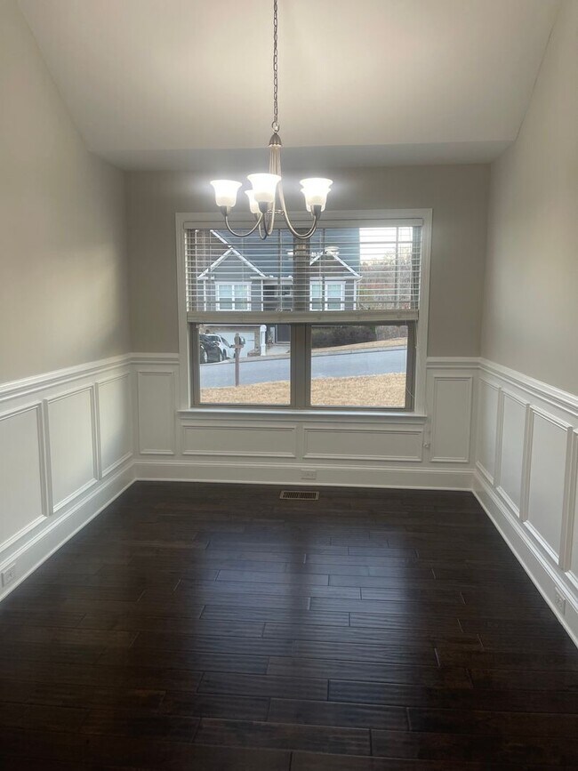 Building Photo - 4 Bedroom + Finished Basement Home for Ren...