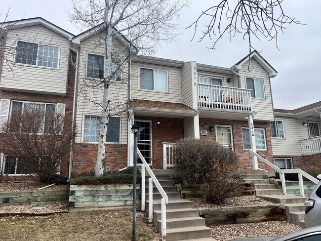 Foto del edificio - Beautiful townhome is Crown Point II!