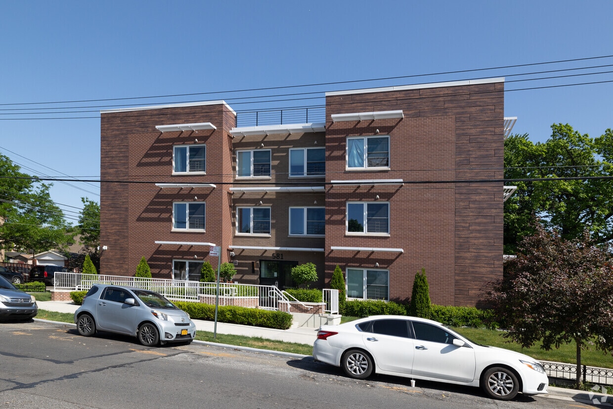 Building Photo - 581-583 Belmont Ave