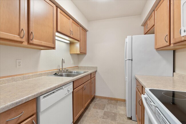 Cocina con electrodomésticos de tamaño estándar - Ridge Pointe Apartments