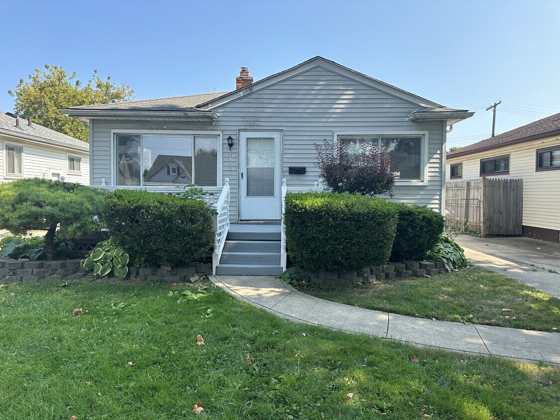 Foto principal - 24924 Lexington Ave