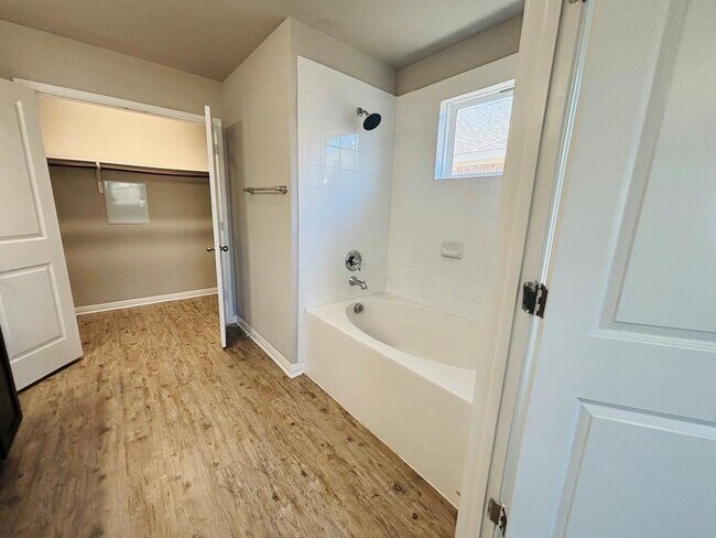 Building Photo - 1309 Henry David Dr
