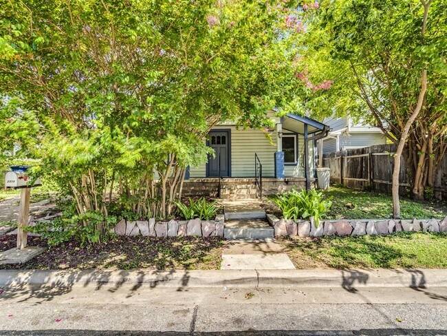 Building Photo - 2314 Santa Rosa St