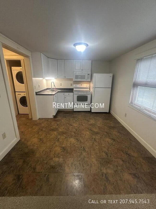 Building Photo - 557 Riverside Dr