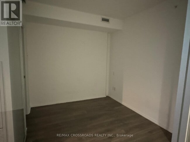 Photo du bâtiment - 45 Charles St E