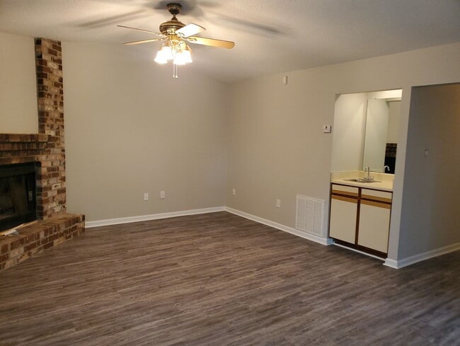 Building Photo - 2 Bedroom, 2 Bath Georgetown townhome with Community Pool, Tennis court, and Playground!