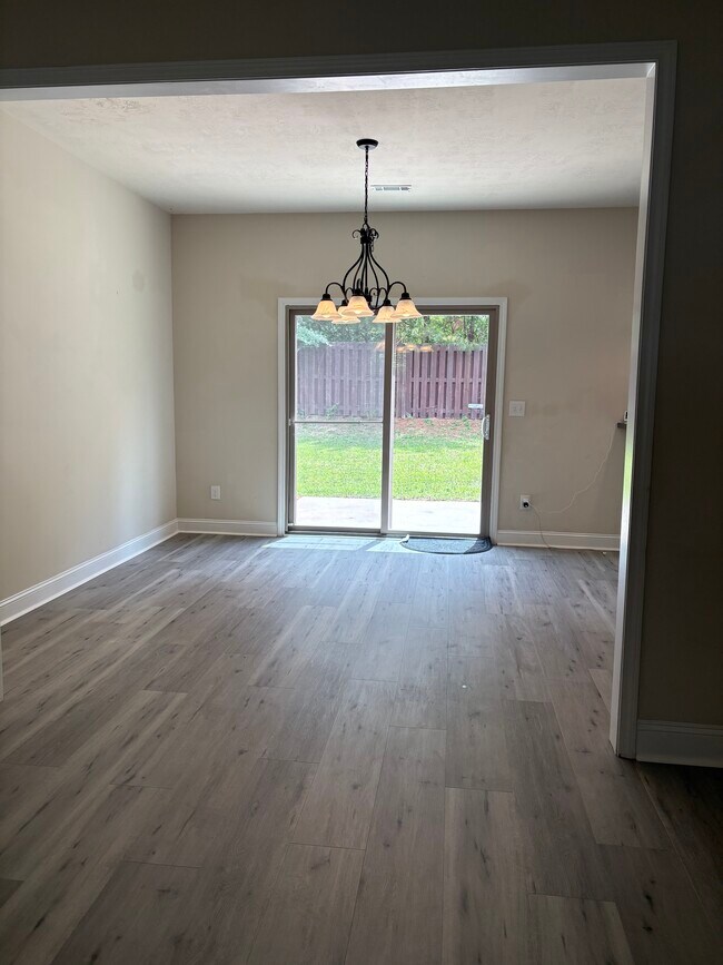 Comedor - 505 Cranberry Cir
