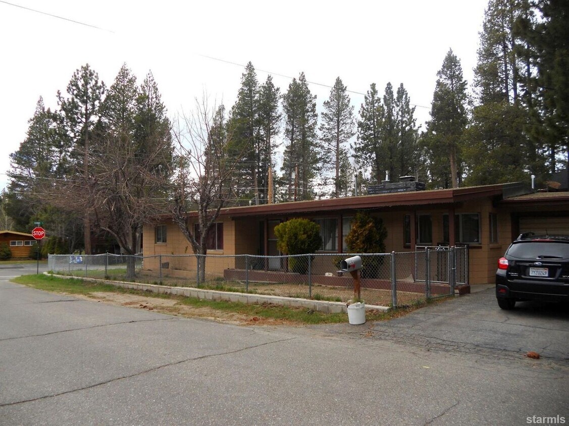 Primary Photo - Large Pet friendly 3Bd house w/ office spa...