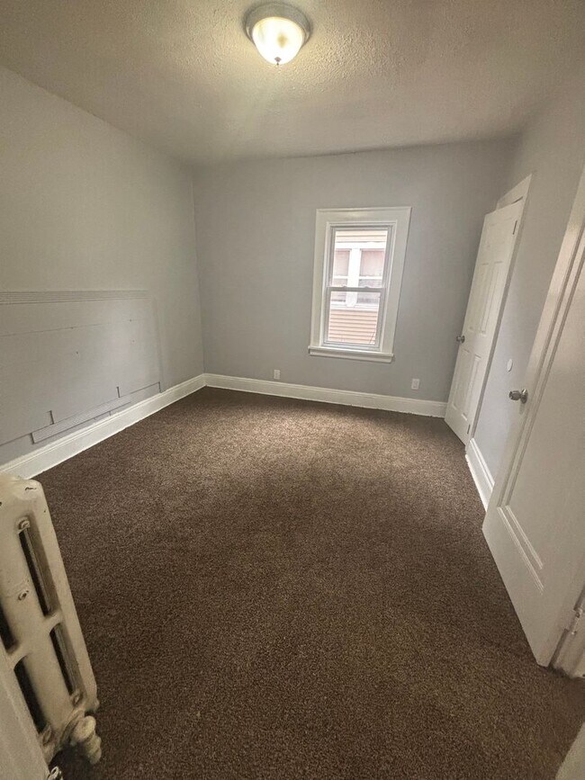 Building Photo - 5bd single Vouchers Only