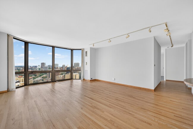 Building Photo - 2650 N Lakeview Ave
