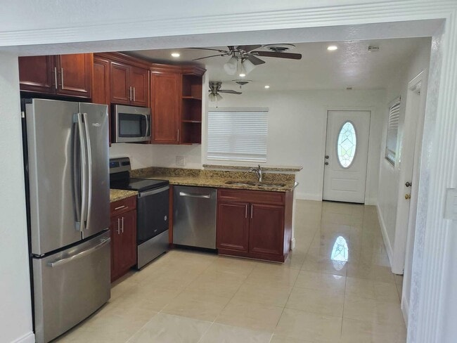 Foto del edificio - 516 NW 8th Ct