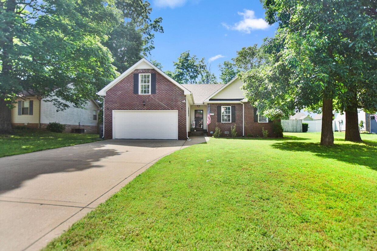 Primary Photo - Pet Friendly Three Bedroom with Pool!