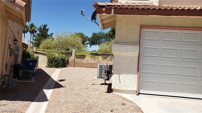 Foto del edificio - 4801 Fiesta Lakes St
