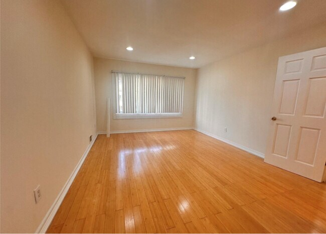Foto del edificio - 15-83 208th Pl