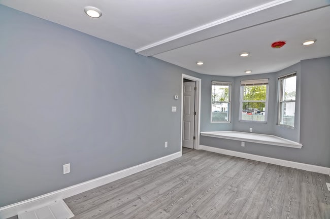 Building Photo - 16 Lathrop St