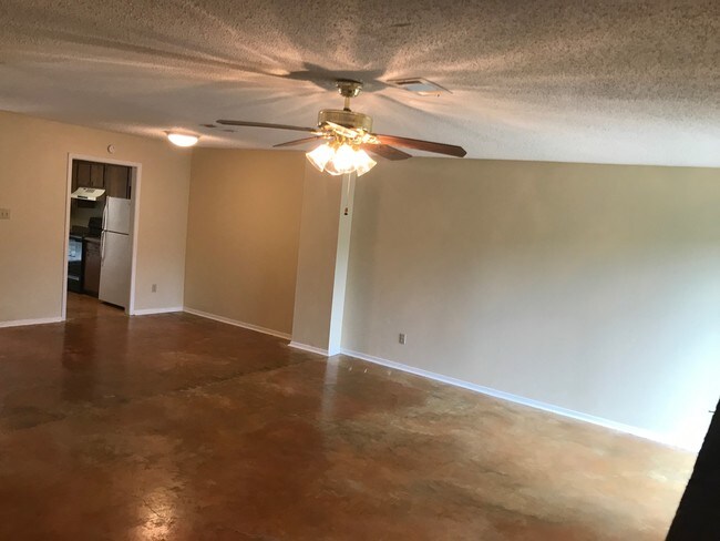 Building Photo - 66 Colonial Dr